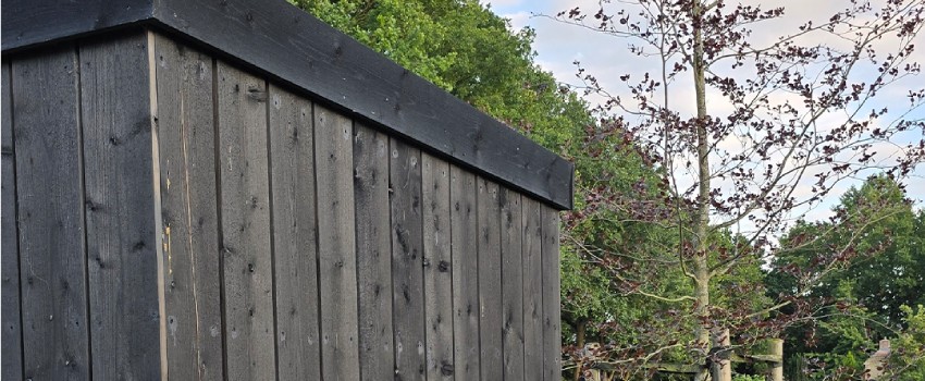 Gevelbekleding van douglas hout wat behandeld moet worden