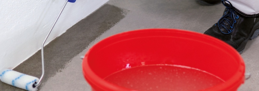 Epoxy primer aanbrengen Iemand die een Epoxy primer aanbrengt op de vloer