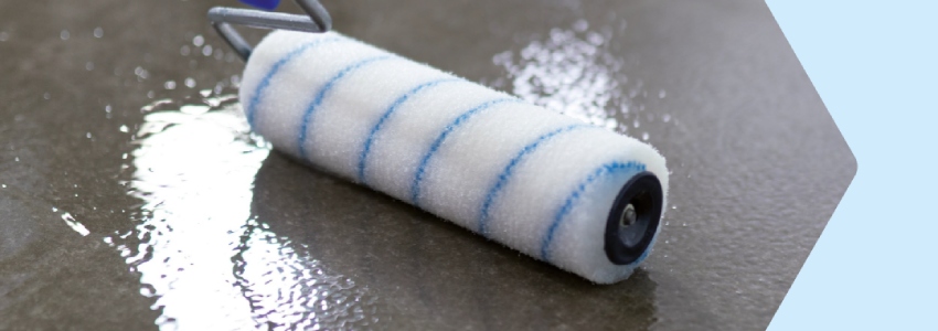 Epoxy vloercoating aanbrengen met een roller Epoxy roller die vloercoating aanbrengt op de vloer