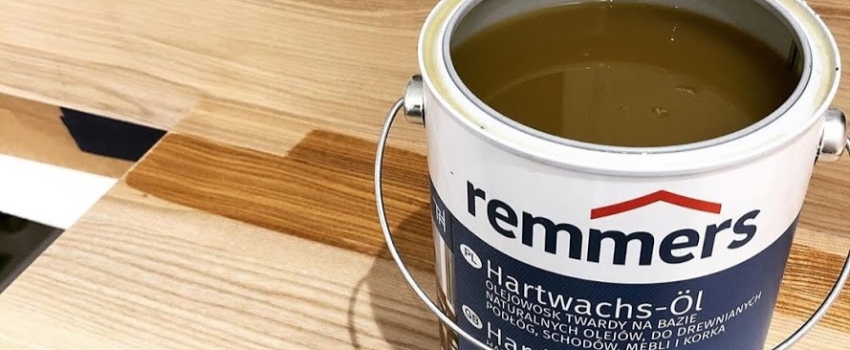 Harwax olie aanbrengen op hout Blik hardwax olie van Remmers wat aangebracht wordt op het hout