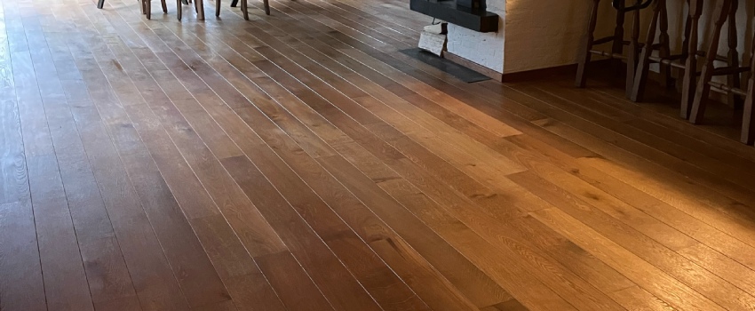 Harwax olie op een houten vloer Het resultaat van hardwax olie op een houten vloer