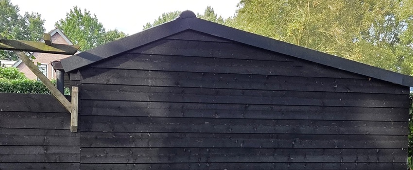 Hoe beits je Zweeds rabat hout? Een schuur van Zweeds rabat is zwart gebeitst