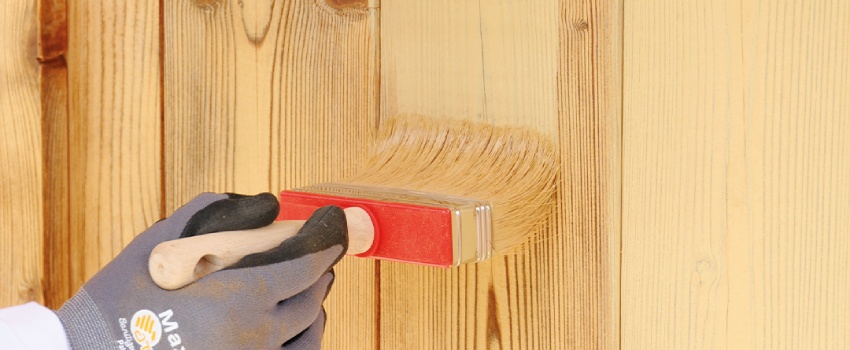 Houtbeits wordt met een blokkwast aangebracht