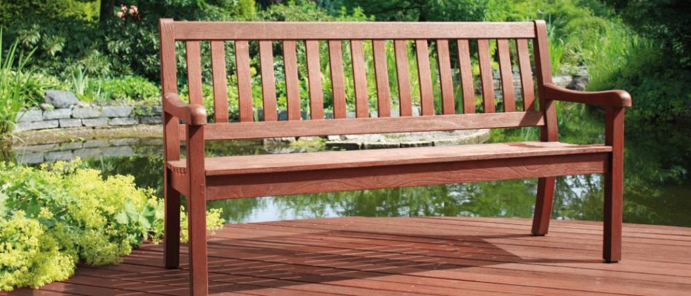 Houten tuinbank die in de beits is gezet