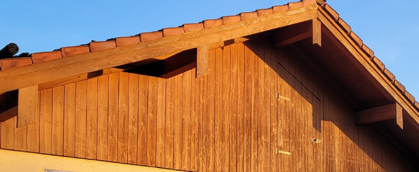 Een houten gevel die behandeld moet worden met lazuur