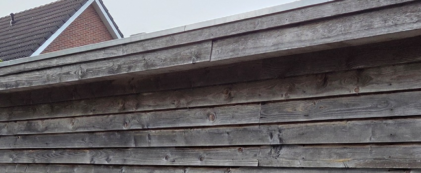 Onbehandeld Zweeds rabat hout beitsen Een schuur van onbehandeld Zweeds rabat hout