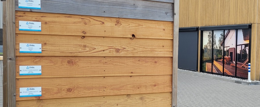 Verschillende kleuren beits voor schuttingen Verschillende kleuren beits onder elkaar weergegeven op houten schutting planken