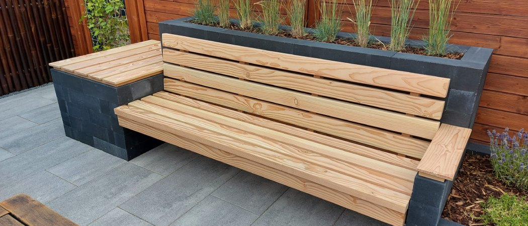 Houten tuinbank die in de beits is gezet Houten tuinbank die in de beits is gezet