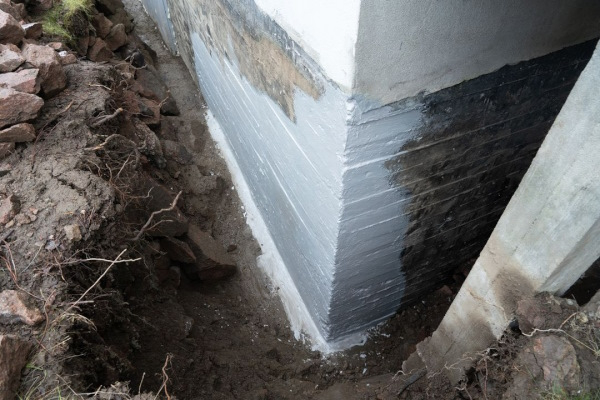 Een betonnen bloembak of plantenbak van beton waterdicht maken