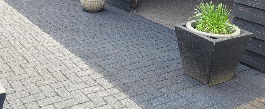Het verschil tussen tuintegels behandeld met bestratingsverf en niet behandeld. Het verschil tussen tuintegels behandeld met bestratingsverf en niet behandeld.