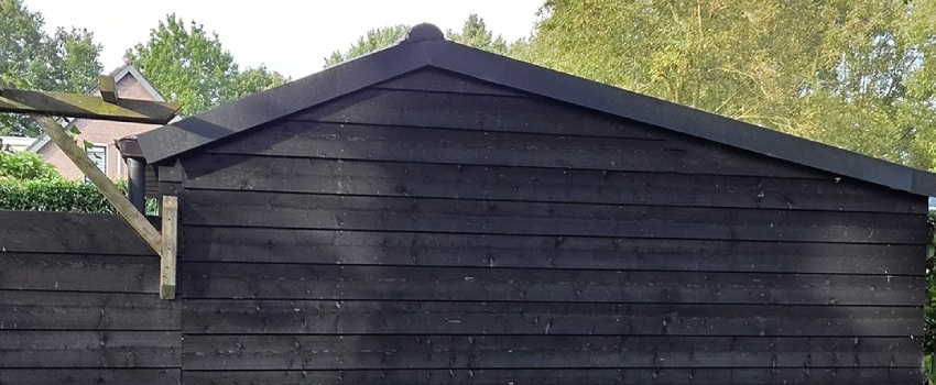 Zwart gebeitste schuurt van Zweeds rabat hout Zwart gebeitste schuurt van Zweeds rabat hout