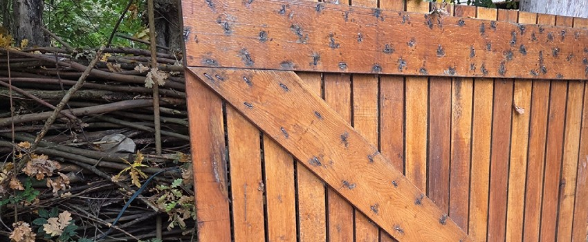 Schuttingdeur die is behandeld met beits