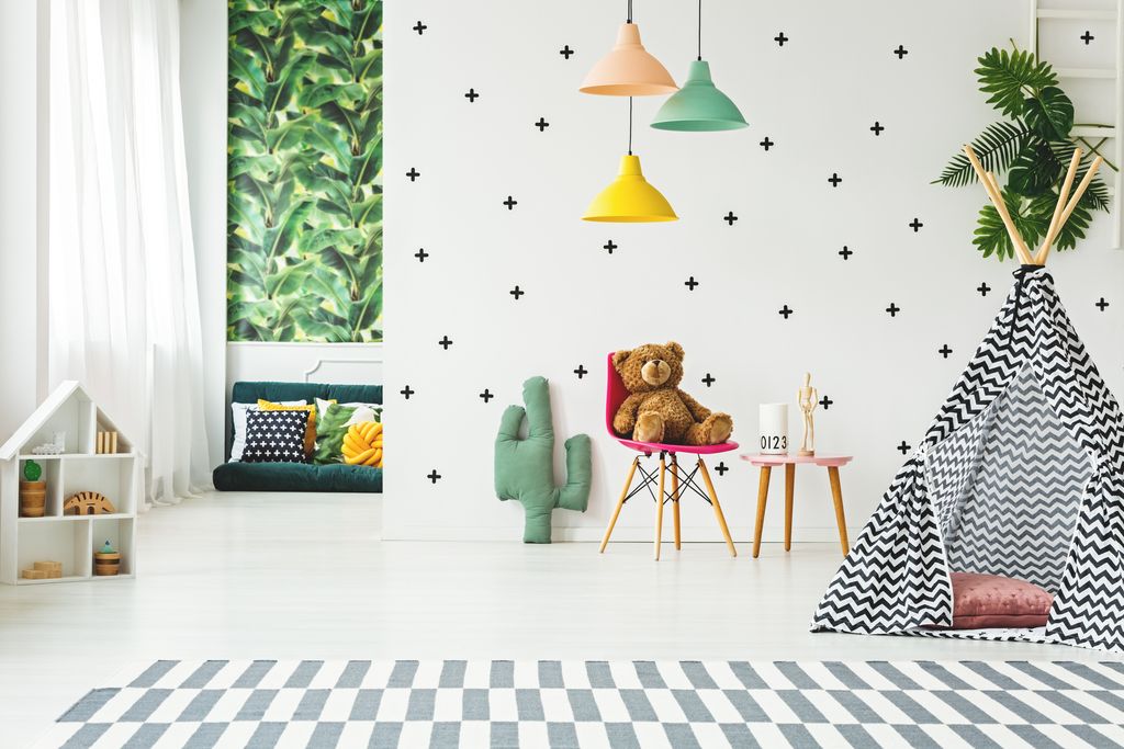 Blanke lak of vernis voor op behang en muurverf