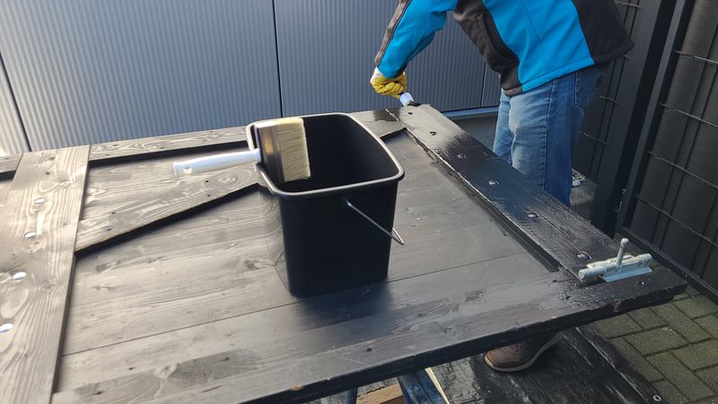 Zwarte beits aanbrengen op tuinhout, hoe doe je dat