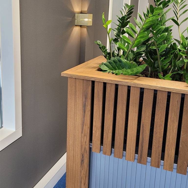 Acacia beits kopen Plantenbak van acaciahout gebeitst met acacia beits