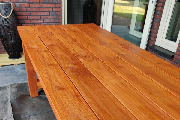 Mahonie houten tafel in de beits gezet met mahoniehout beits