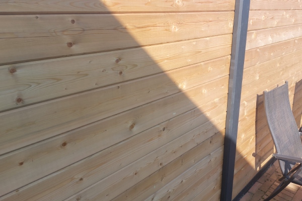 Beits voor vurenhout biedt bescherming en zorgt voor een verbeterde uitstraling. Met beits behandelde schutting van vurenhout.