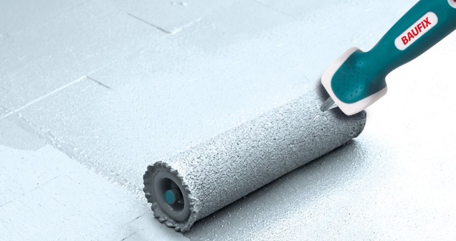 Het aanbrengen van de antislip vloercoating wordt gedaan met een roller.