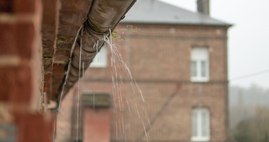 Een lekkende dakgoot is heel goed zelf te verhelpen met Baufix afdichtingspasta. Een lekkende dakgoot is heel goed zelf te verhelpen met Baufix afdichtingspasta.