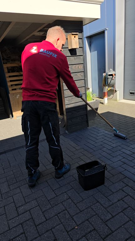 Impregnerende bestratingsverf aanbrengen op terras tegels