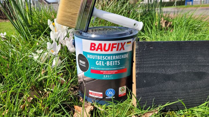 Gitzwarte beits voor de tuin van Fixza Gitzwarte beits voor de tuin van Fixza