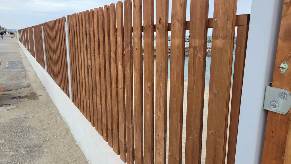 Een schutting die volledig gebeitst is.