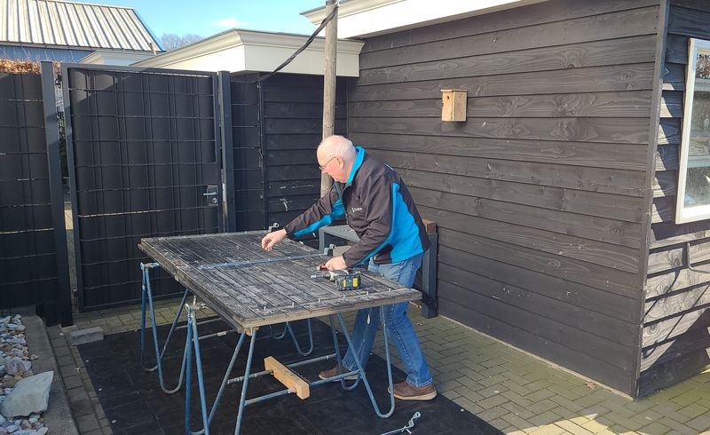 Het hout voorbereiden en reinigen voor het beitsen aan
