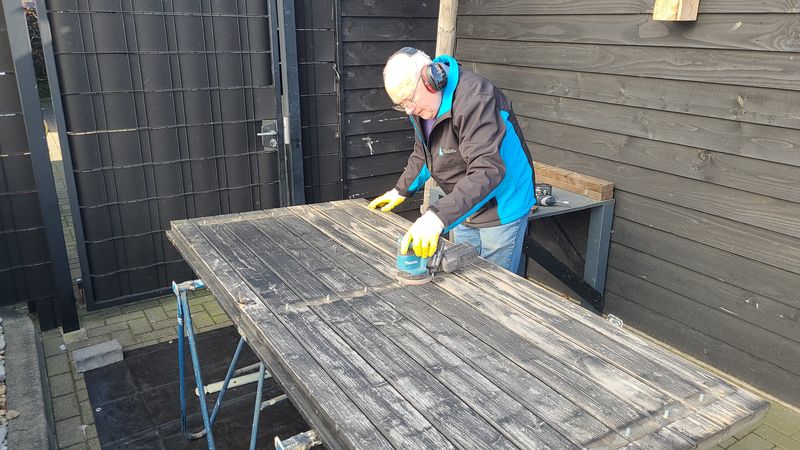 Het hout schuren voordat je kunt beitsen