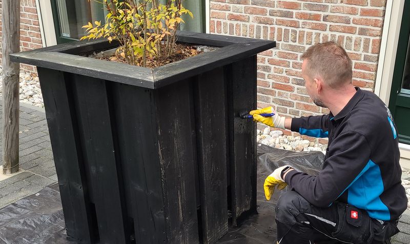 Houten schutting of plantenbak zwart beitsen Houten schutting of plantenbak zwart beitsen