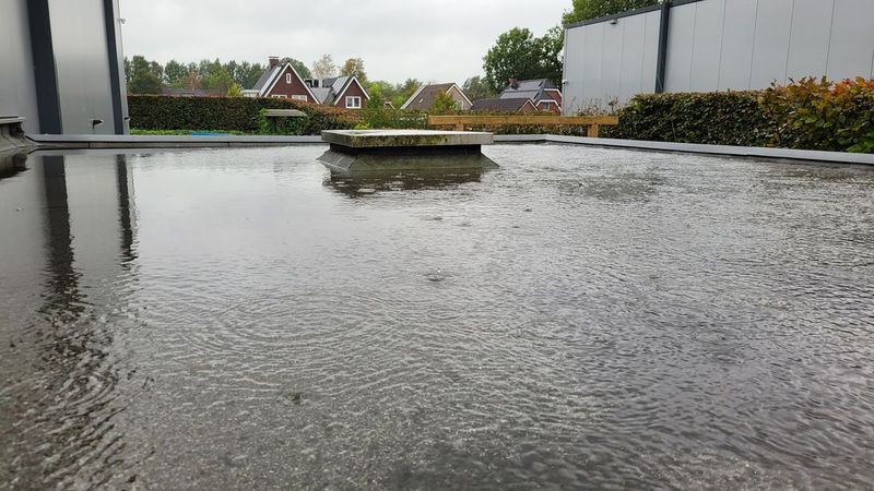 Problemen met waterafvoer op een plat dak Problemen met waterafvoer op een plat dak