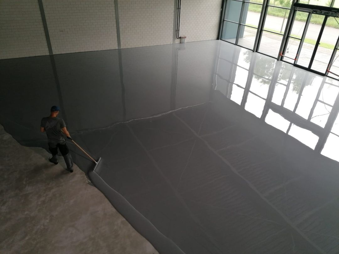 Aanbrengen van een garagevloer coating Aanbrengen van een garagevloer coating