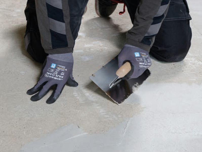 Tegellijm aanbrengen als schraaplaag