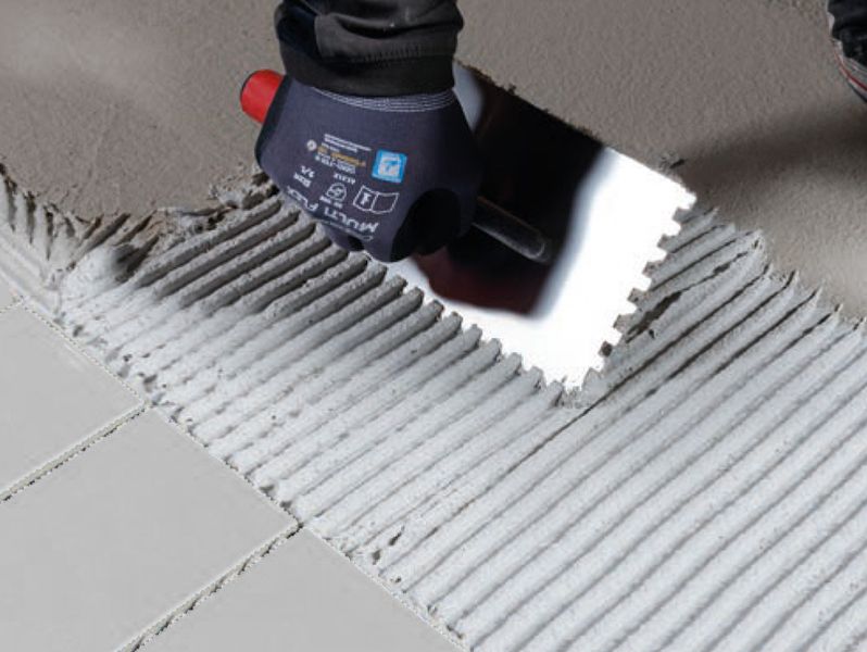 Tegellijm aanbrengen om tegels te leggen