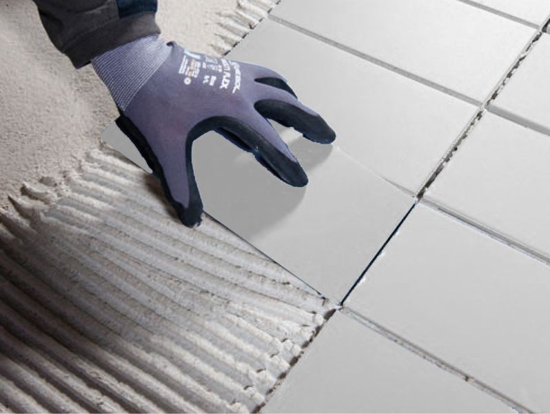 Tegels leggen in verse lijmmortel