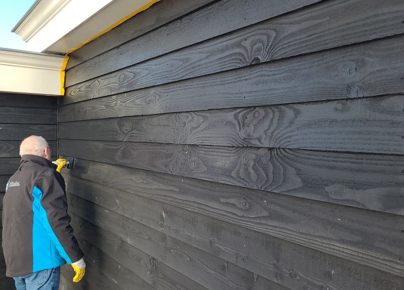 Tweede laag zwarte beits aanbrengen