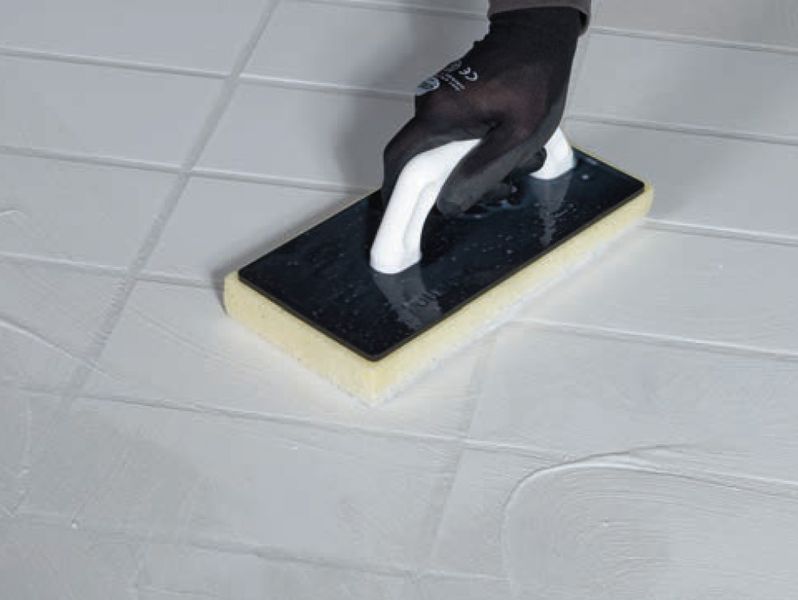 Tweede reiniging ingevoegde tegelopervlakken