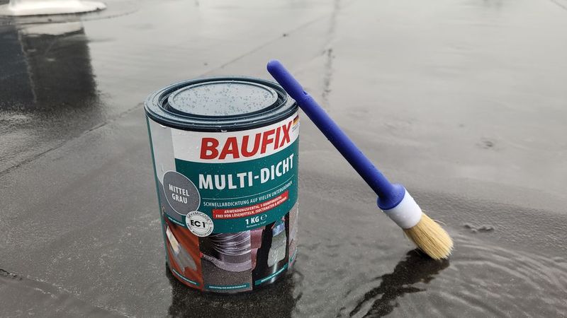 Vloeibare dakbedekking voor reparatie aan een plat dak of hellend dak Vloeibare dakbedekking voor reparatie aan een plat dak of hellend dak