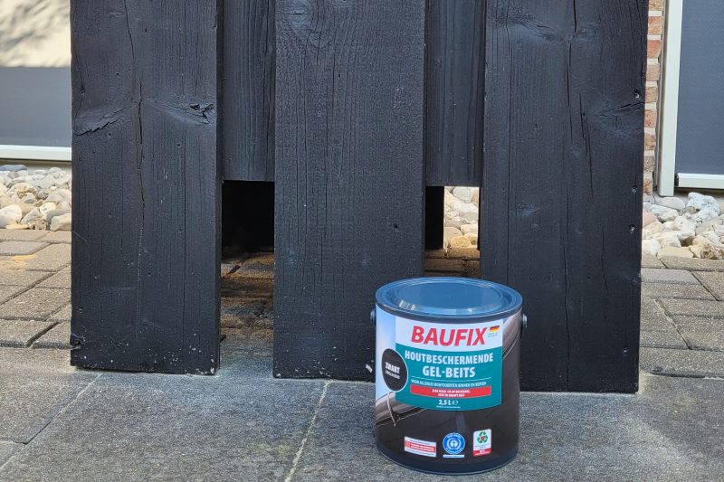 De voordelen van zwarte beits. Een stuk hout dat zwart is gebeitst