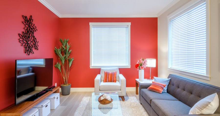 Felle kleuren aan de muur kunnen vpotentiële verkopers afschrikken. Felle kleuren aan de muur kunnen potentiële verkopers afschrikken.