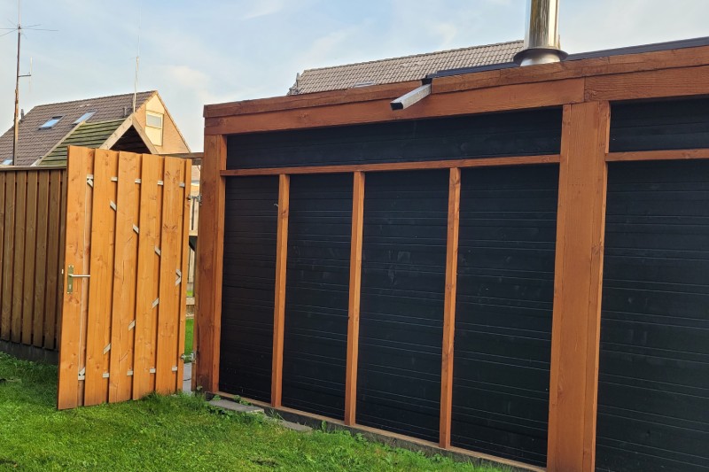 Hout beitsen heeft verschillende voordelen. Een stuk hout dat gebeitst wordt