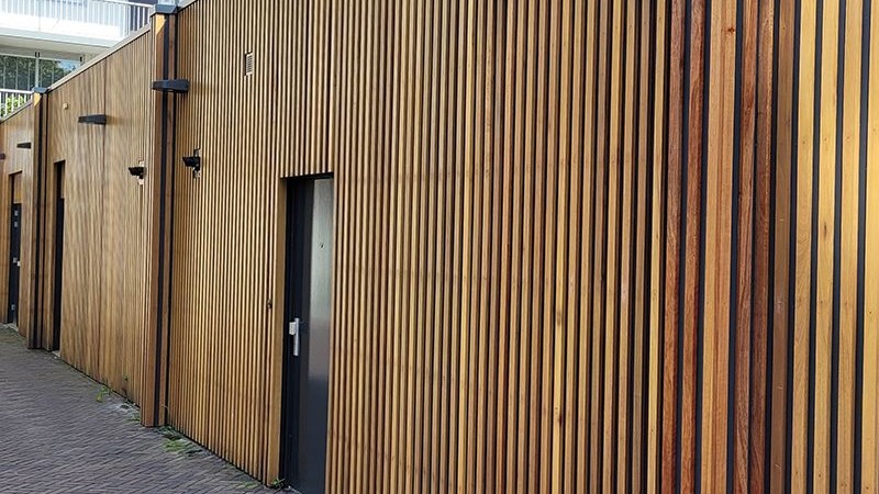 Beits voor beukenhout Beits voor beukenhout op een beukenhouten buitenmuur