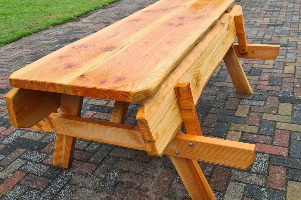 Hard hout beitsen zorgt voor een mooie uitstraling en optimale bescherming. Gebeitste picknicktafel in lichtbruine kleur.