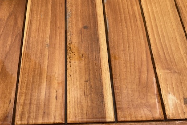 Hardhout beits kopen doe je online bij Fixza. Close-up van gebeitst hardhout.
