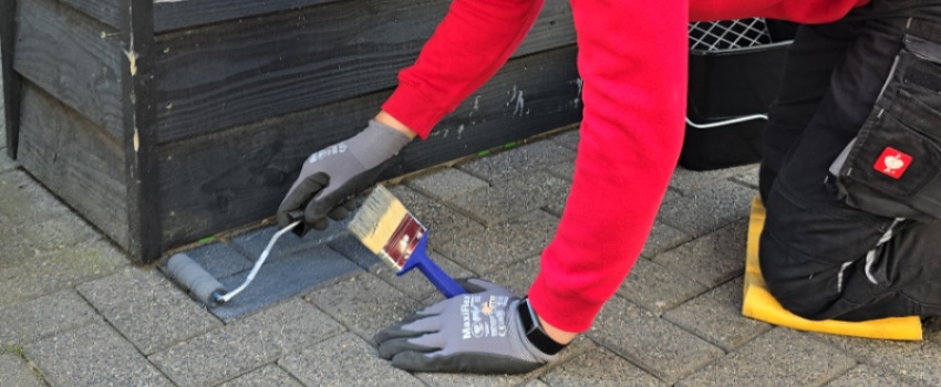 Professioneel schilderen van tuintegels met een roller