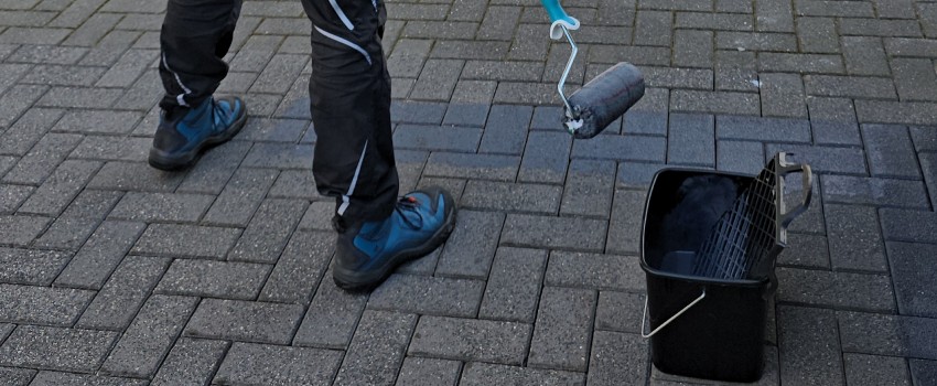 Professioneel schilderen van tuintegels met een roller op statief
