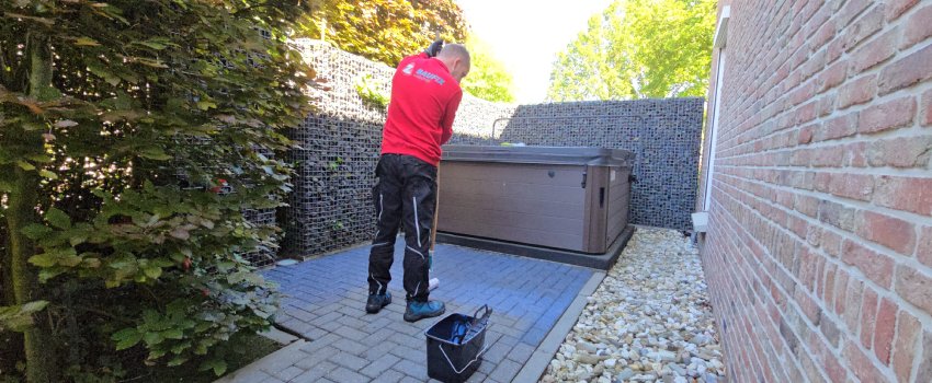 Professioneel verven van tuintegels in de tuin