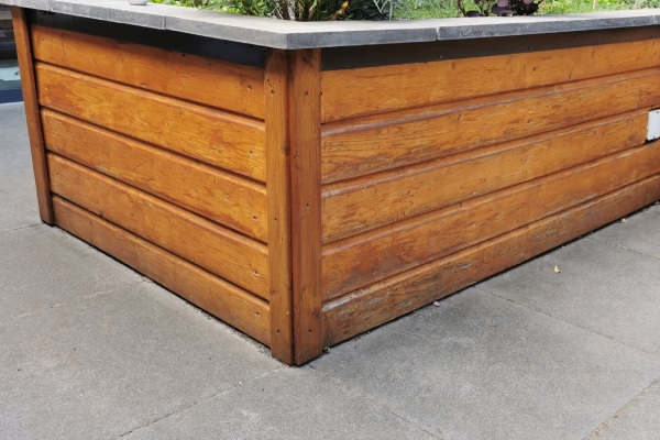 Plantenbak behandeld met mahonie beits